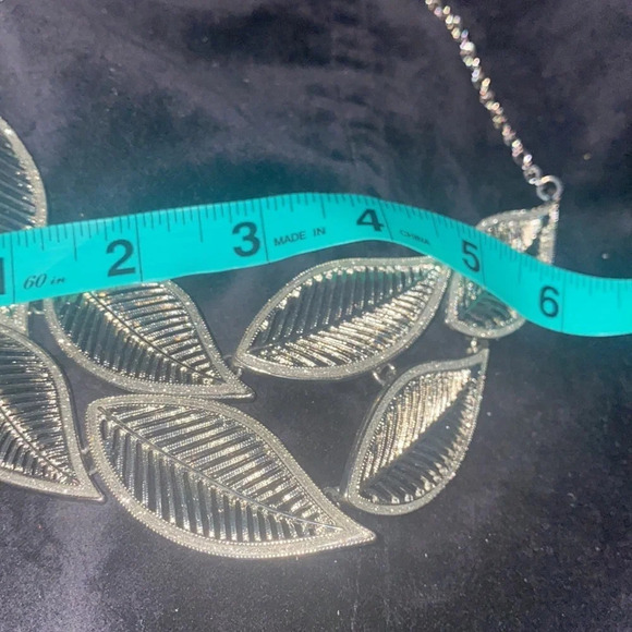 Vintage silver metal sparkles bold leafs statement necklace - Picture 6 of 11